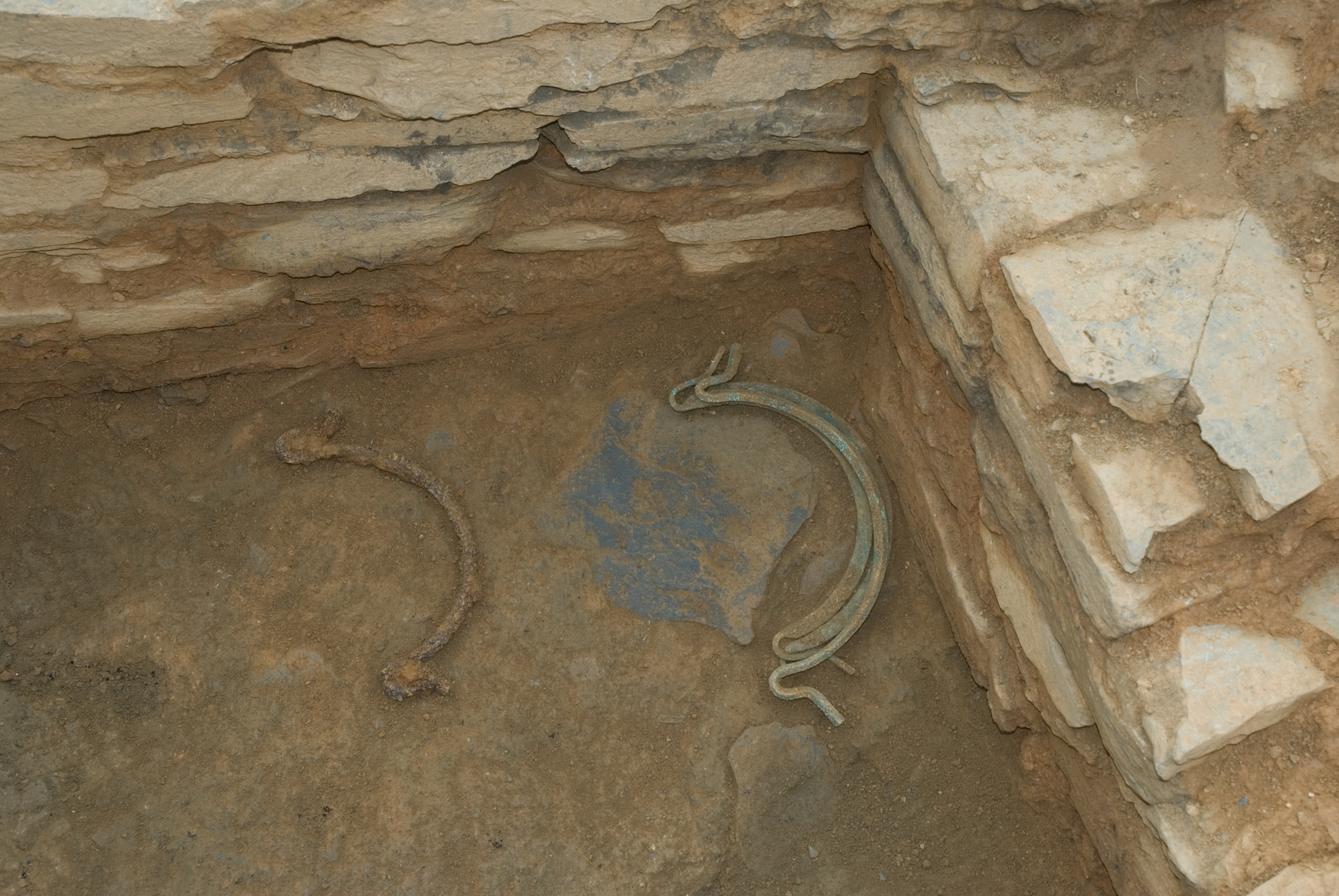 The findings continue in the Viladonga excavations. On this occasion, a set of three handles of bronze and one of iron.