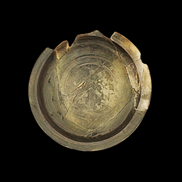 Fonte ou prato de cerámica romana de cor negra
